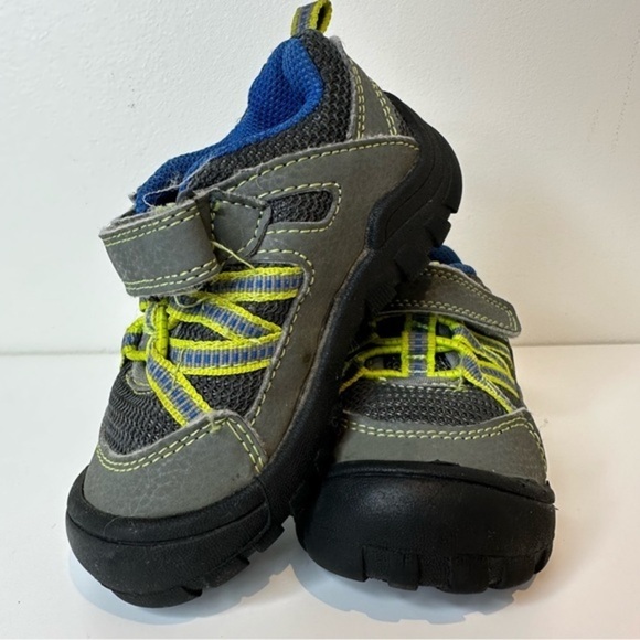 Oshkosh B’gosh toddler sneakers size 6M - Picture 1 of 8